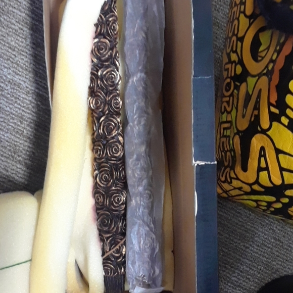 Volcanica Sculpted Candles (2) in a box - Picture 6 of 8